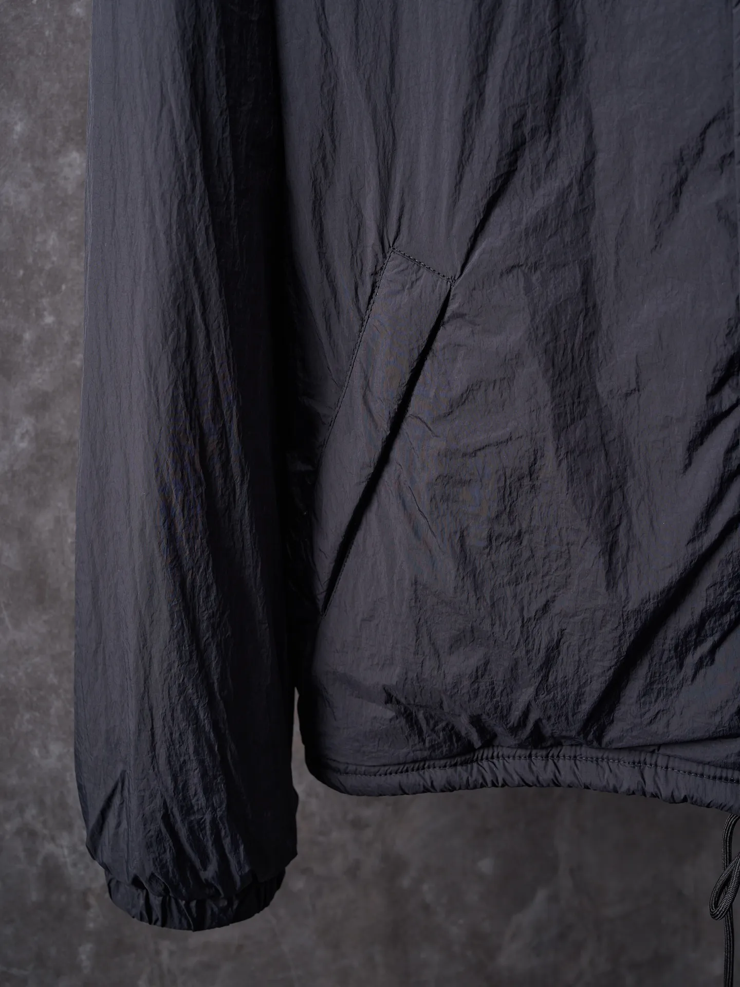 P640 Actual auction] Ralph Lauren/Ralph Lauren Pony Red Label lightweight cotton lapel coach jacket [Ready stock] S M L XL Material: high-density nylon taffeta Features: Density is about 210T-300T, smooth and slightly matte surface, excellent windproof and waterproof performance (with DWR water-repellent treatment), strong wrinkle resistance and easy care, in line with the positioning of American casual "durable and practical".  Color: Classic dark black, using vat dyeing process (dye penetrates into the fiber), the color fastness reaches ISO level 4 or above to avoid fading or color transfer after washing.  2. Lining fabric Material: Lightweight cotton-polyester blended lining (65% Polyester + 35% Cotton) Function: Reduce friction between the fabric and inner clothing, improve wearing smoothness; blended material has both breathability and durability to avoid the stuffy feeling of pure nylon lining.  Version and cutting process Version: Classic Coach Jacket, loose version, slightly dropped shoulder line (shoulder width is 1-2cm wider than the standard version), length to the hips, and slightly tapered straight sleeves, taking into account both freedom of movement and casual style. Embroidery technology: Polo horse logo on the left chest: flat satin stitch embroidery (satin embroidery), embroidery thread: 100% polyester high color fastness embroidery thread (the color number is consistent with the brand’s standard red color card), stitch density 12-15 stitches/cm, the outline of the horse logo is clear, and the details of the rider and horse are burr-free.  Embroidery positioning: precise positioning through the template (12cm from the neckline and 8cm from the placket) to ensure left and right symmetry and centering.  Topstitching technology: The seams of the body are made of double-needle flat seams (needle pitch 3cm/10 needles), the stitches are smooth and straight, the stitching color is dark black (the same color as the fabric), and the stitch width is 0.5cm, which enhances firmness while forming simple decorative lines.  1. Main body splicing, splicing of the front placket and body: The placket is made of double-layer folding + flat seam splicing, with a thickness of about 0.3cm to ensure that the buttons are not easily deformed when fixed; the edges of the placket are cut with a hot knife to avoid burrs.  Sleeve panels are spliced ​​to the body: the armholes are spliced ​​with round-head keyhole machine seams + flat seams. After splicing, the armholes have a natural curvature and no sense of tightness during movement; the height of the sleeves is about 8-10cm, which is in line with the loose characteristics of casual jackets.  Main button: black urea resin button, matte surface treatment, buttonholes are hand-made keyholes (6 strands of cotton thread, keyhole density 8 stitches/mm), the edges of the eyelets are smooth and without burrs.  Collar buttons: The first button on the collar is a hidden button (diameter 12mm), which prevents the collar from opening and improves the neatness of wearing.